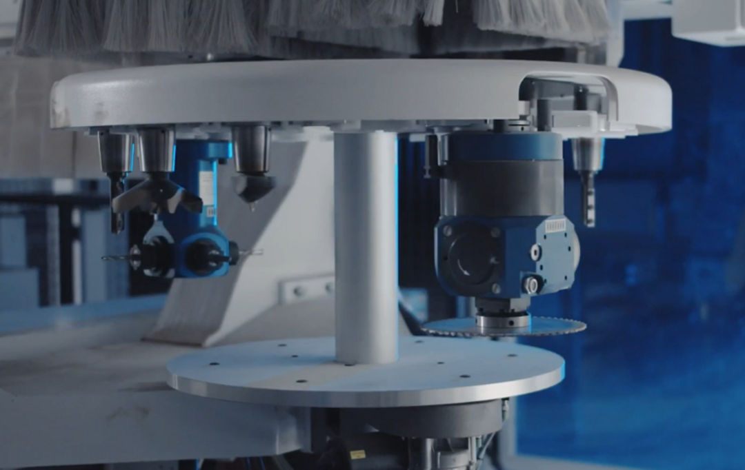 Eine Industriemaschine mit metallischen Komponenten führt eine Bearbeitungsaufgabe aus.