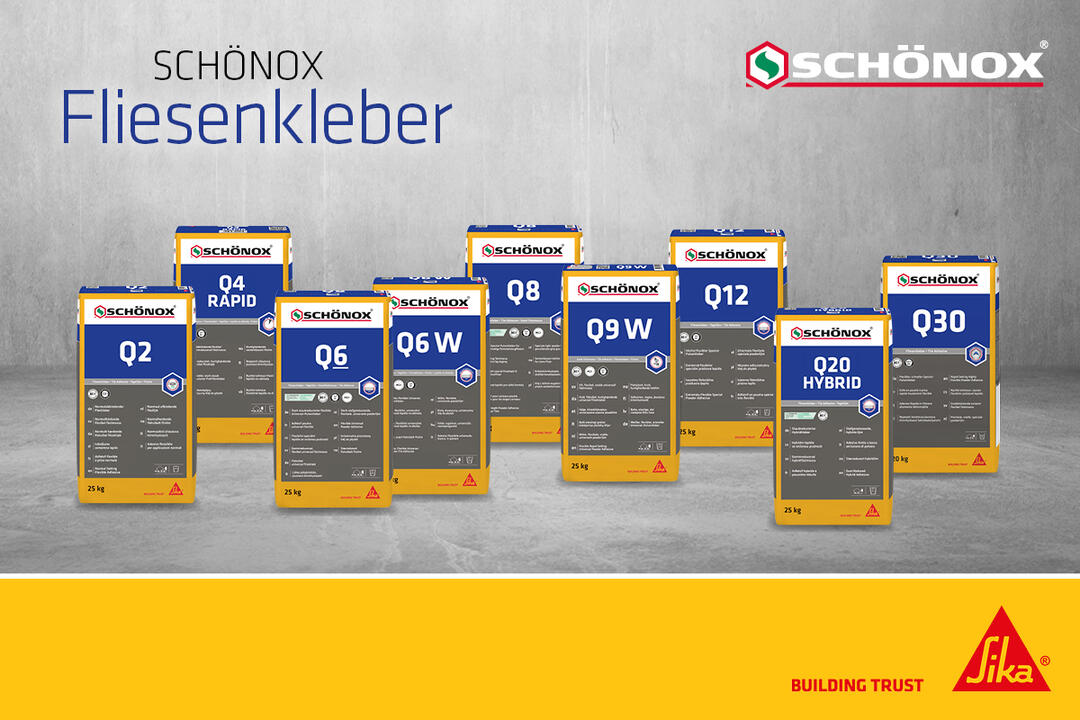 Eine Vielzahl von Fliesenklebern der Marke Schönox sind freigestellt vor einem grauen Hintergrund abgebildet. Oben rechts: Logo "SCHÖNOX". Unten rechts: Logo "SIKA".