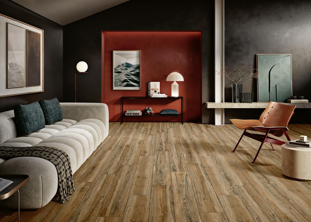 Ambientebild einer bestimmten Bodenfliese: Ein Raum mit stilvollem Bodenbelag in Holz-Optik und extravaganter Einrichtung.