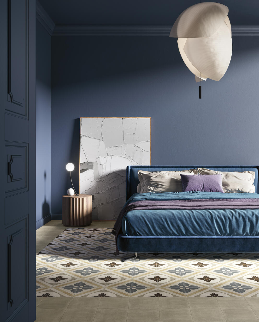 Elegantes Schlafzimmer in Dunkelblau mit gemustertem Zementfliesenboden, samtblauem Bett und abstraktem Wandbild