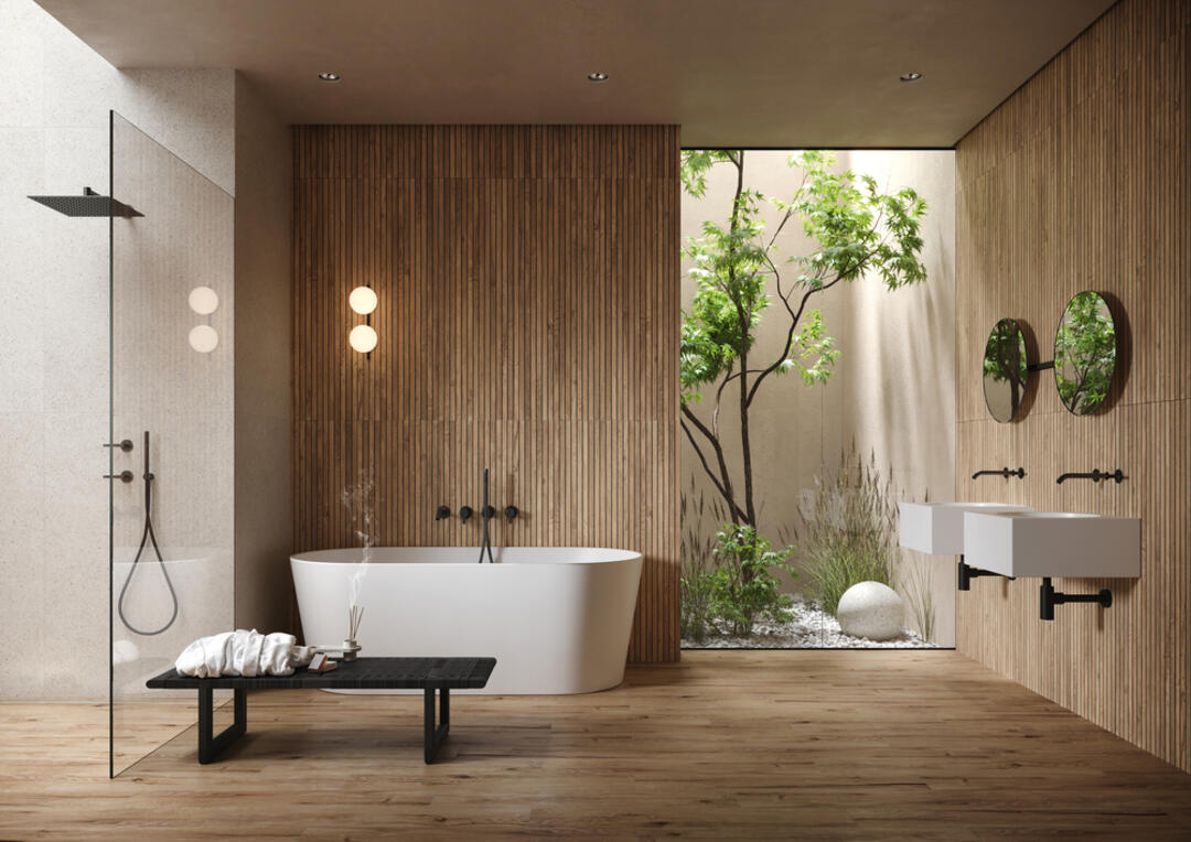 Modernes Spa-Badezimmer mit Holzoptik-Fliesen, freistehender Badewanne, offener Dusche, Doppelwaschtisch und begrüntem Innenhof