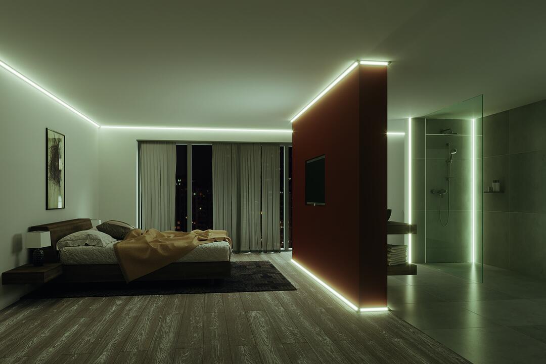 Ein schummrig-kühl erleuchtetes Hotelzimmer mit einer Trennwand in der Mitte, links ein Schlafbereich, rechts ein Bad. Alles ist offen und modern.