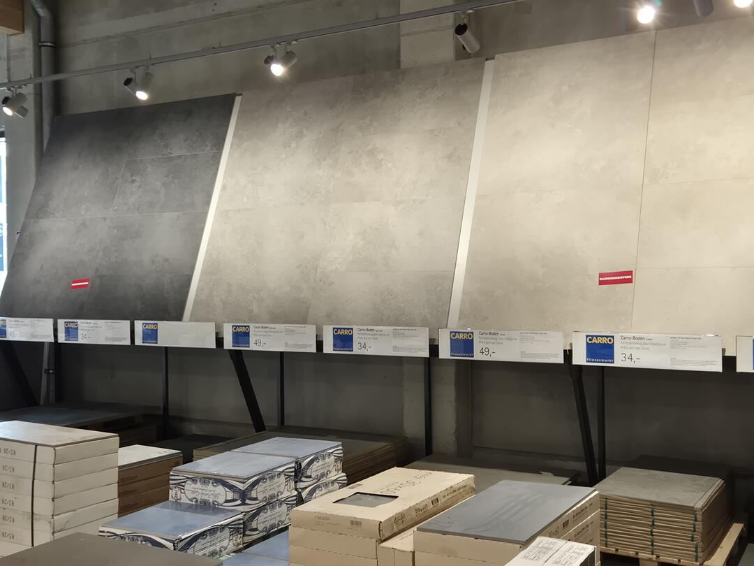 Ausschnitt einer Fliesenausstellung mit Fliesen aus Steinzeug.